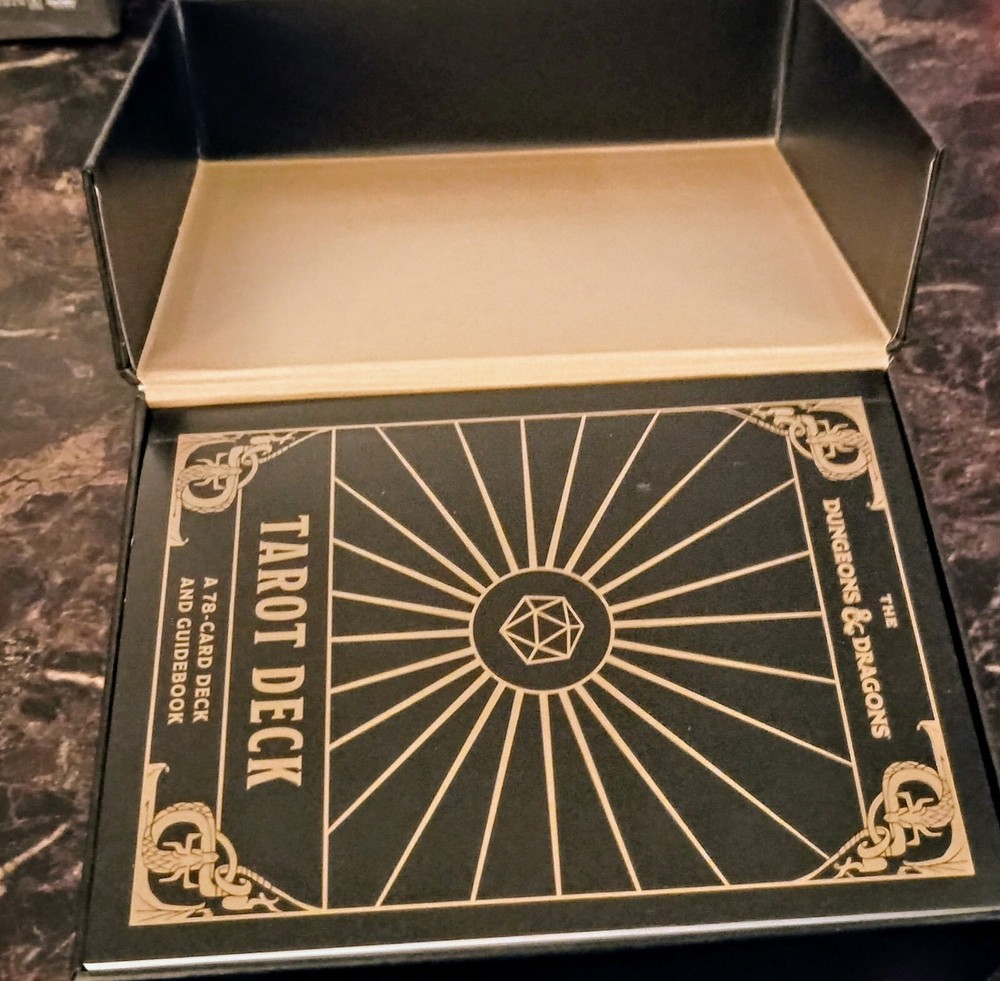 The Dungeons & Dragons Tarot / Oracle Deck: A 78-Card Deck and Guidebook