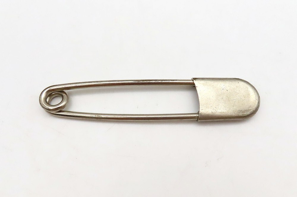 LARGE VINTAGE KI SAFETY PIN