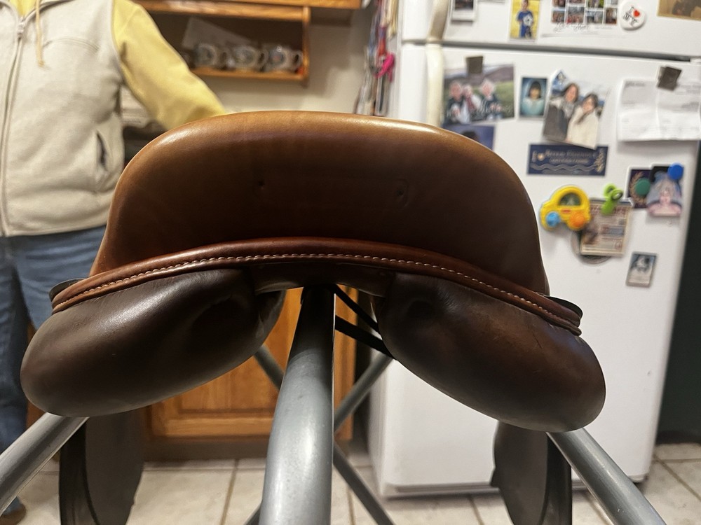 BEVAL SADDLE - 17” - MEDIUM TREE - TREE AND LEATHER IN PERFECT CONDITION!