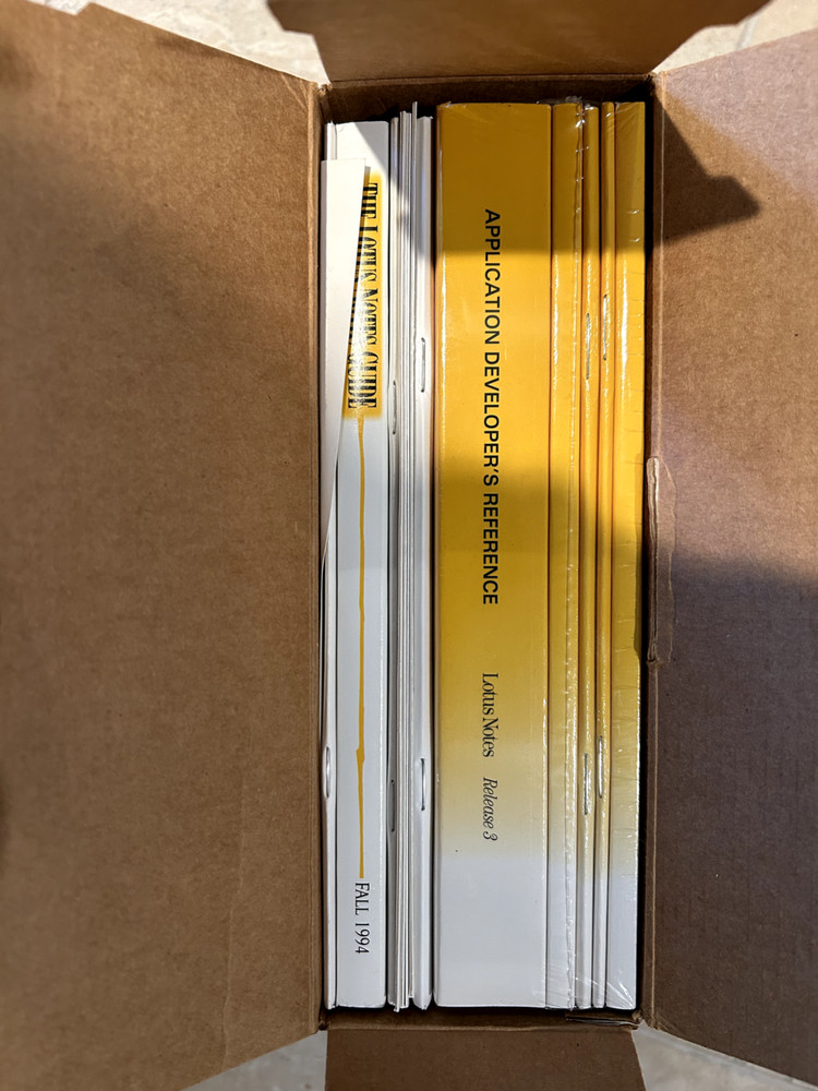 Lotus notes 3.3 release Fall 1994 manuals. Notes CD not included.