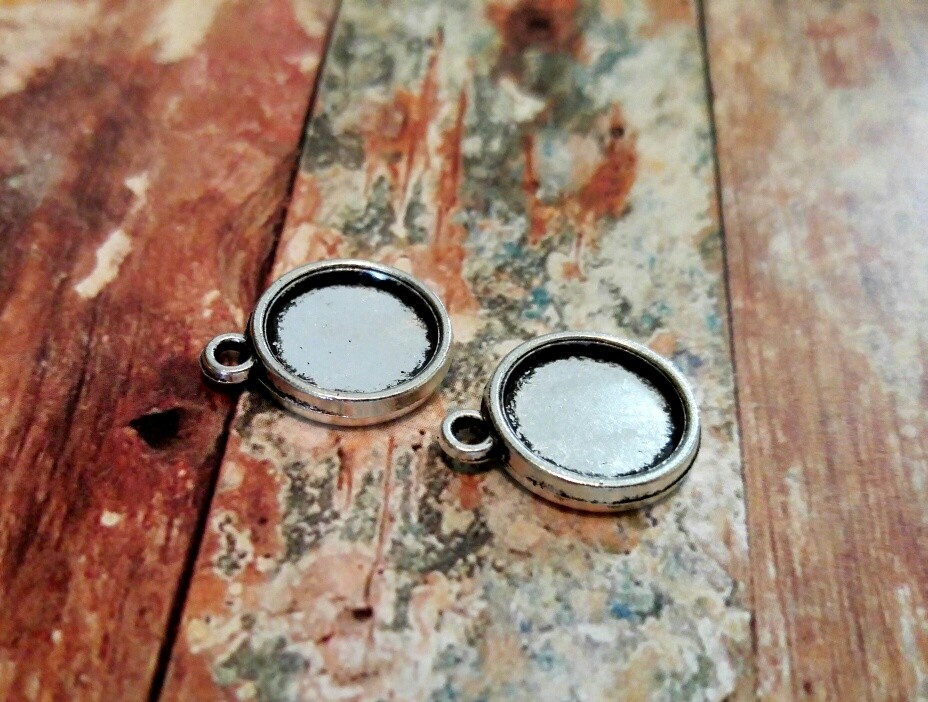 4 Cabochon Settings Frame Pendants Flat Back Blanks Antiqued Silver Charms