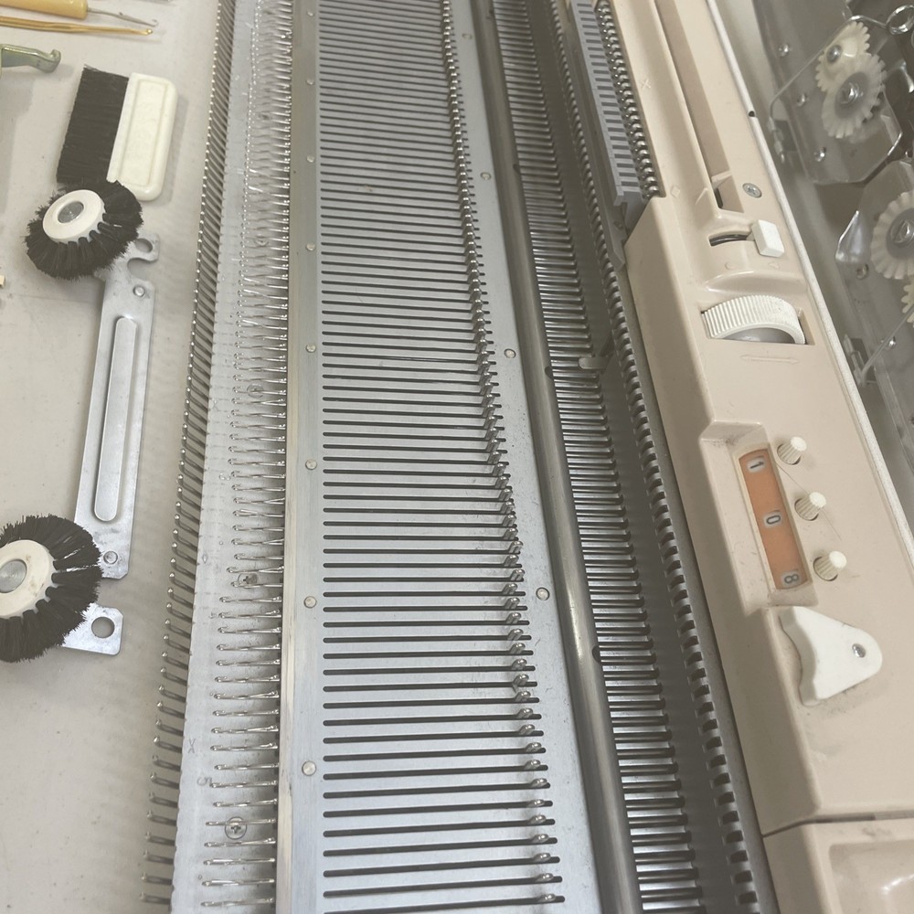 Studio 322 Knitting Machine In Good Condition