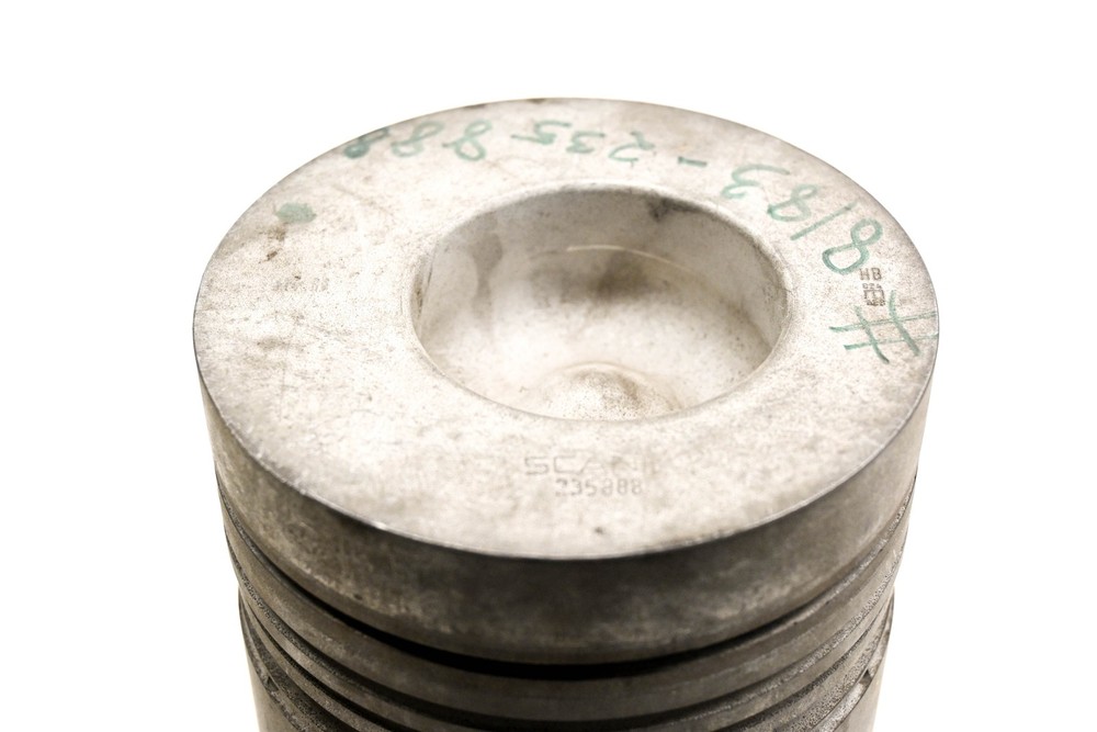 Mack 8183-235888 Piston NOS