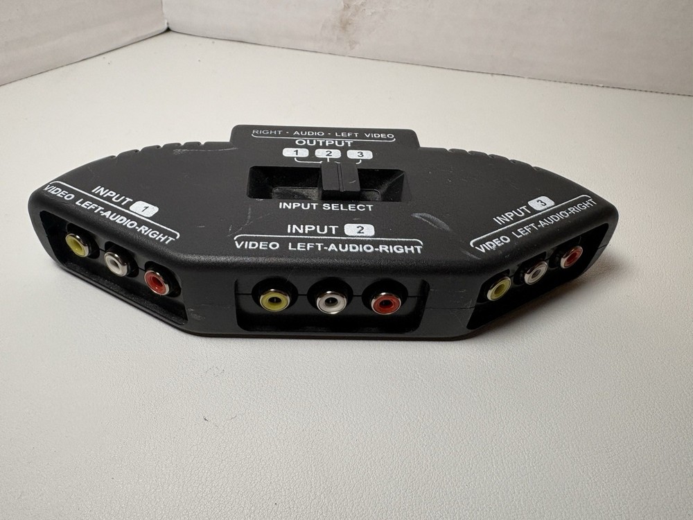 AV Splitter 3 In 1 Out