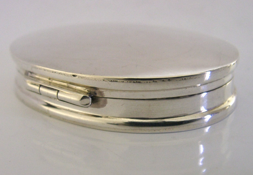MINT QUALITY ENGLISH SOLID STERLING SILVER BOX 2004 2.25inch