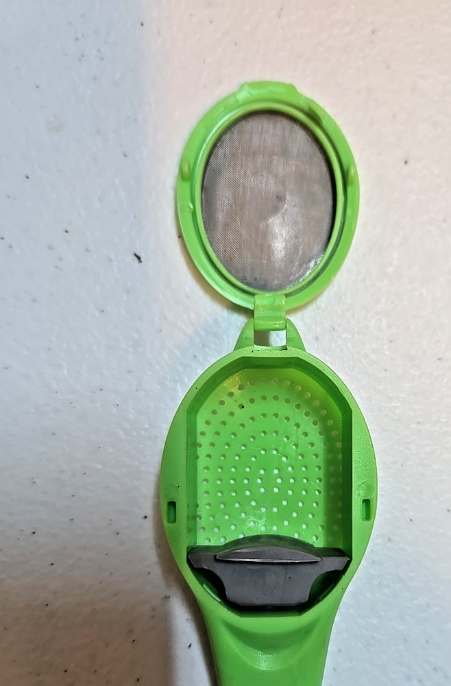 Green Plastic Loose Leaf Tea Infuser w/ Built in Plunger