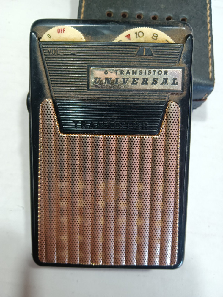 Universal PTR-628 Transistor radio with case untested