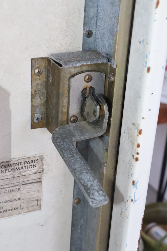 Handle latch and housing for Vendorlator VFA56 Door vending machine