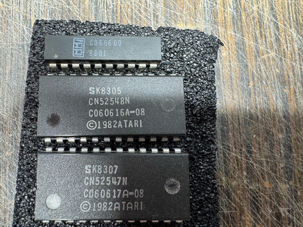 Atari 1200xl Original ROM And MMU set