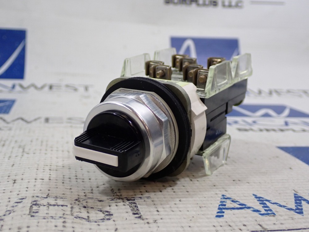New Allen Bradley 800T-J5 Selector Switch 3 Pos spring return Rt