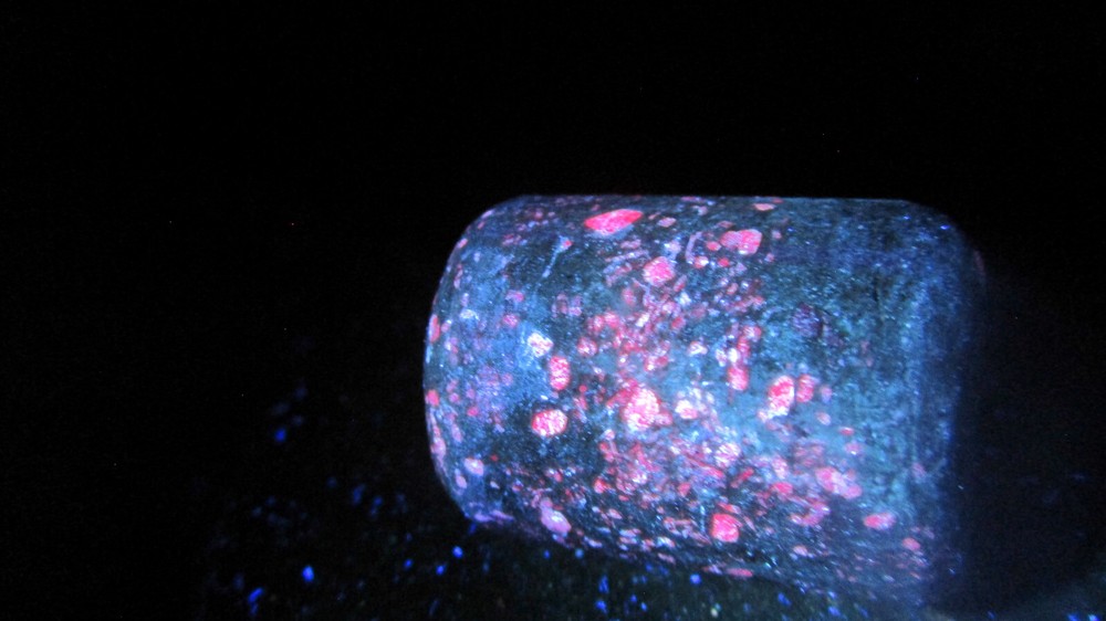Natural Blacklight and Longwave UV Fluorescent Mineral Rock Ruby R98