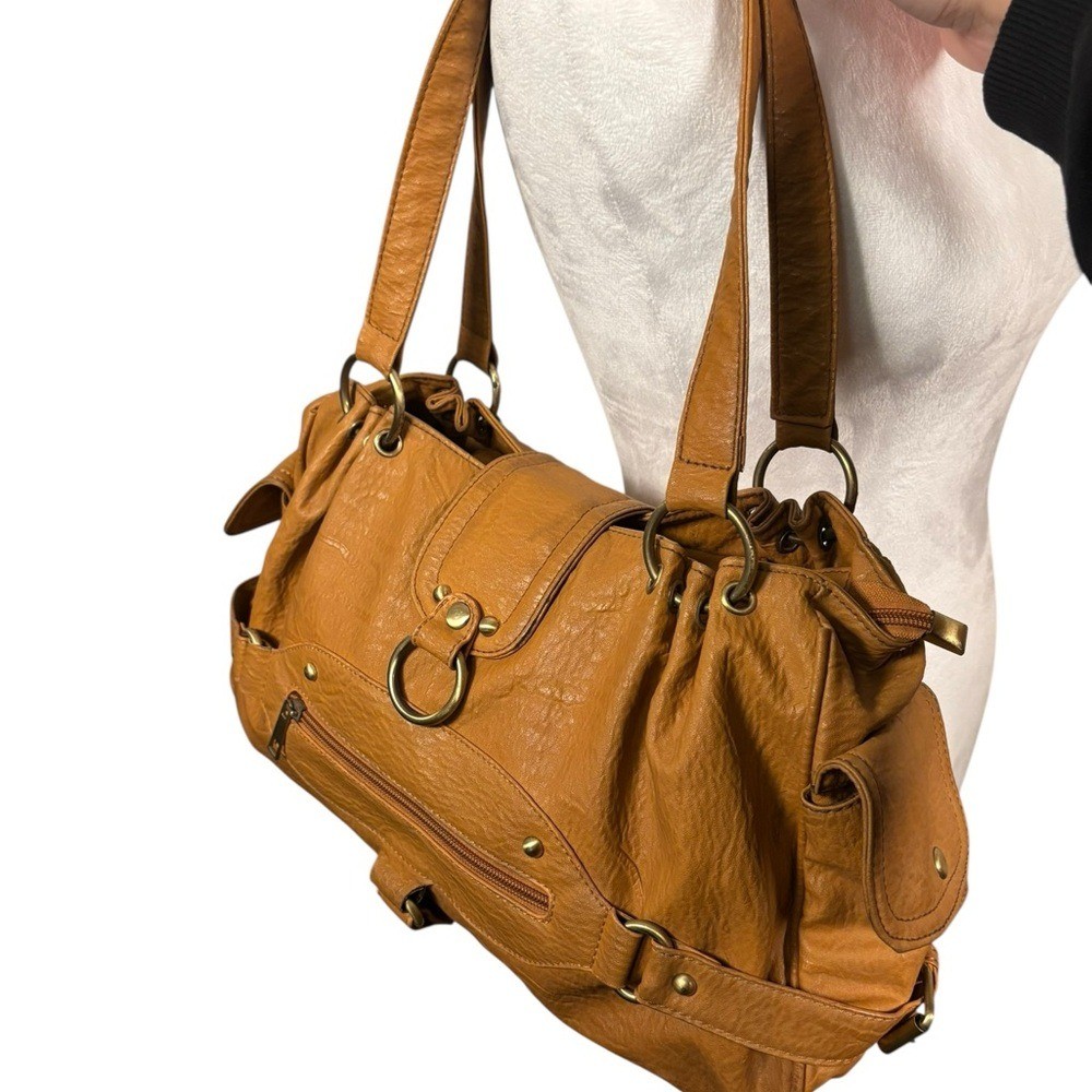 Chic Tan Leather Shoulder Bag