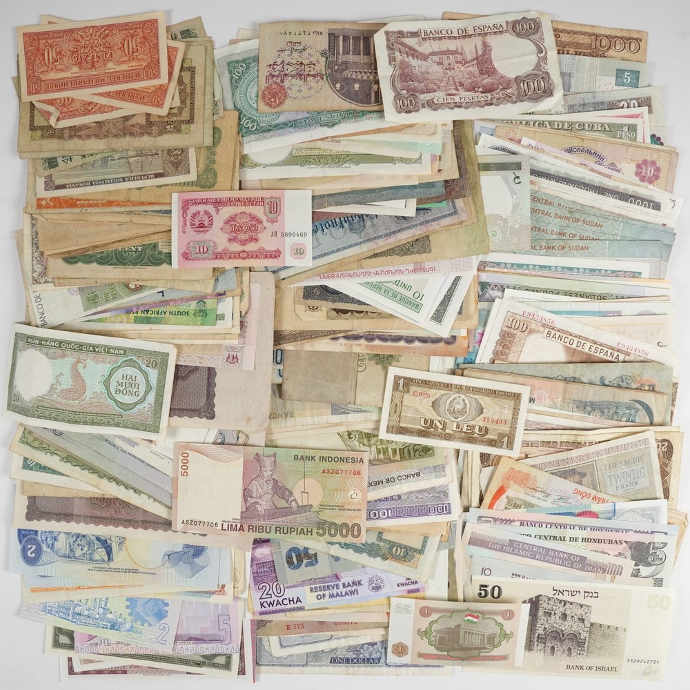 351x Assorted World/Foreign Bank Notes **Nice Assortment! 31206