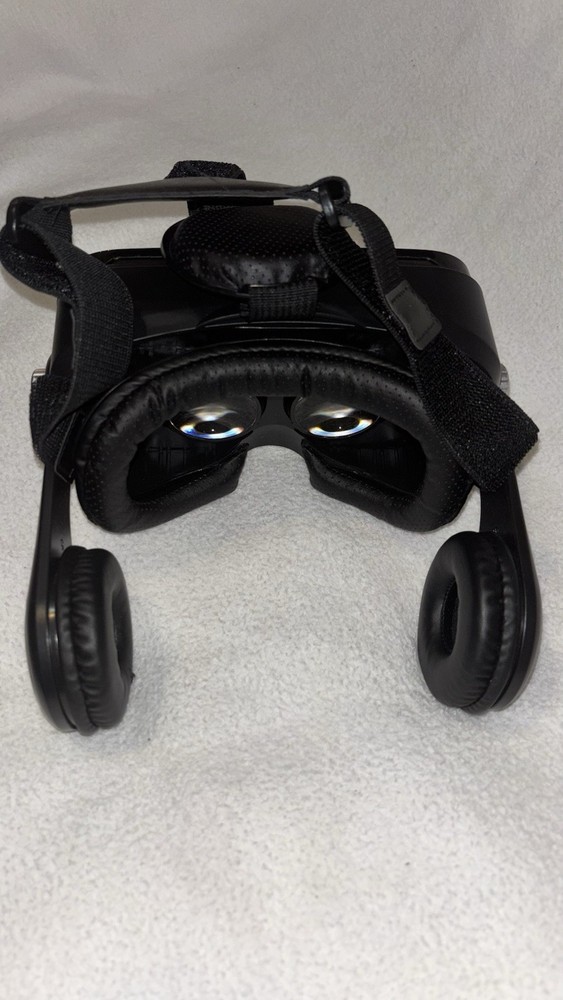 Virtual Redlity Viewer With Augmented Screen Built In Headphones