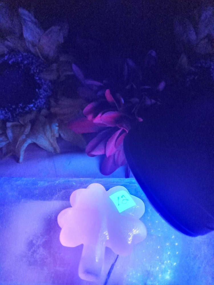 Mangano Calcite Clover, UV Reactive, 2" X 2"