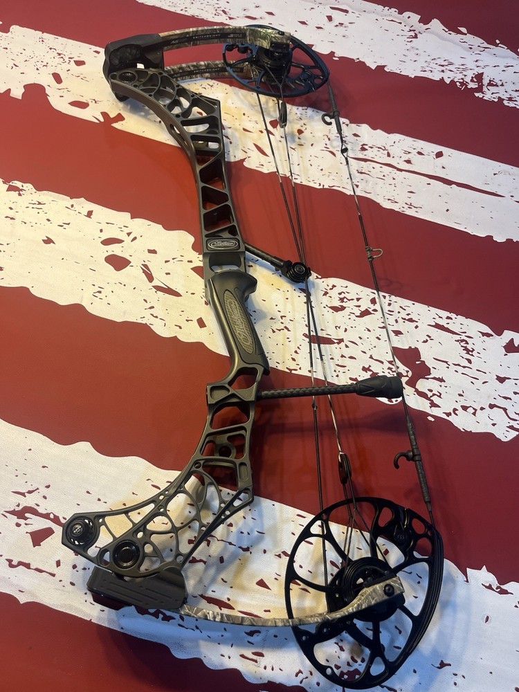 Mathews V3 27 Bow Granite Riser Realtree Limbs
