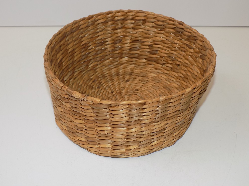 Vintage Grass Straw Basket 7" Diameter Knick Knack Fruit Container Storage