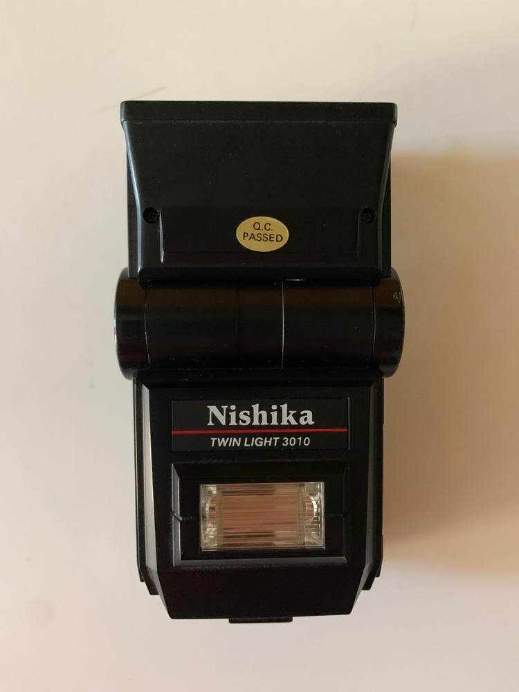 Nishika Twin Light 3010 Variable Angle Electronic Flash, it does NOT turn on