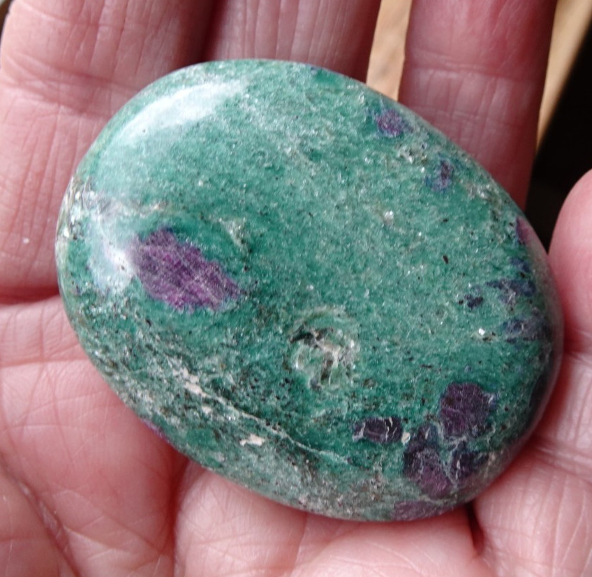 Ruby Fuchsite Palmstone - India sc1008