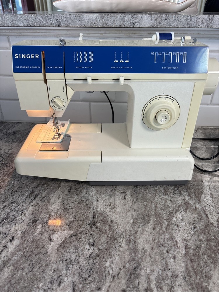 SINGER SM-14C Sewing Machine - Zigzag Free Arm - 17 Functions, Extras Tested