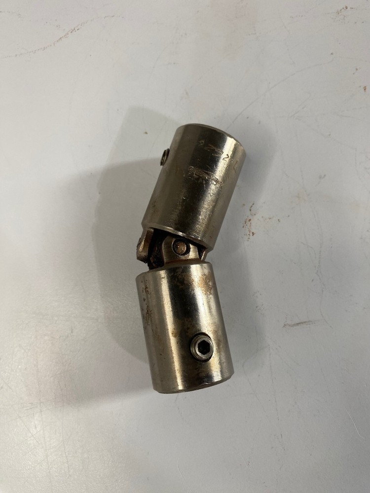 ONE (1) Universal U - Joint Coupler BL-131 1/2" Bore (USED)