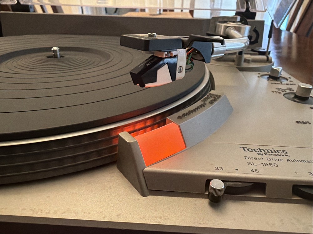 Technics SL-1950 Automatic Direct Drive Turntable Record Player Powers On