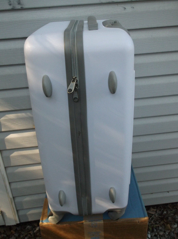 SKECHERS WHITE Hardside 24" Spinner Suitcase