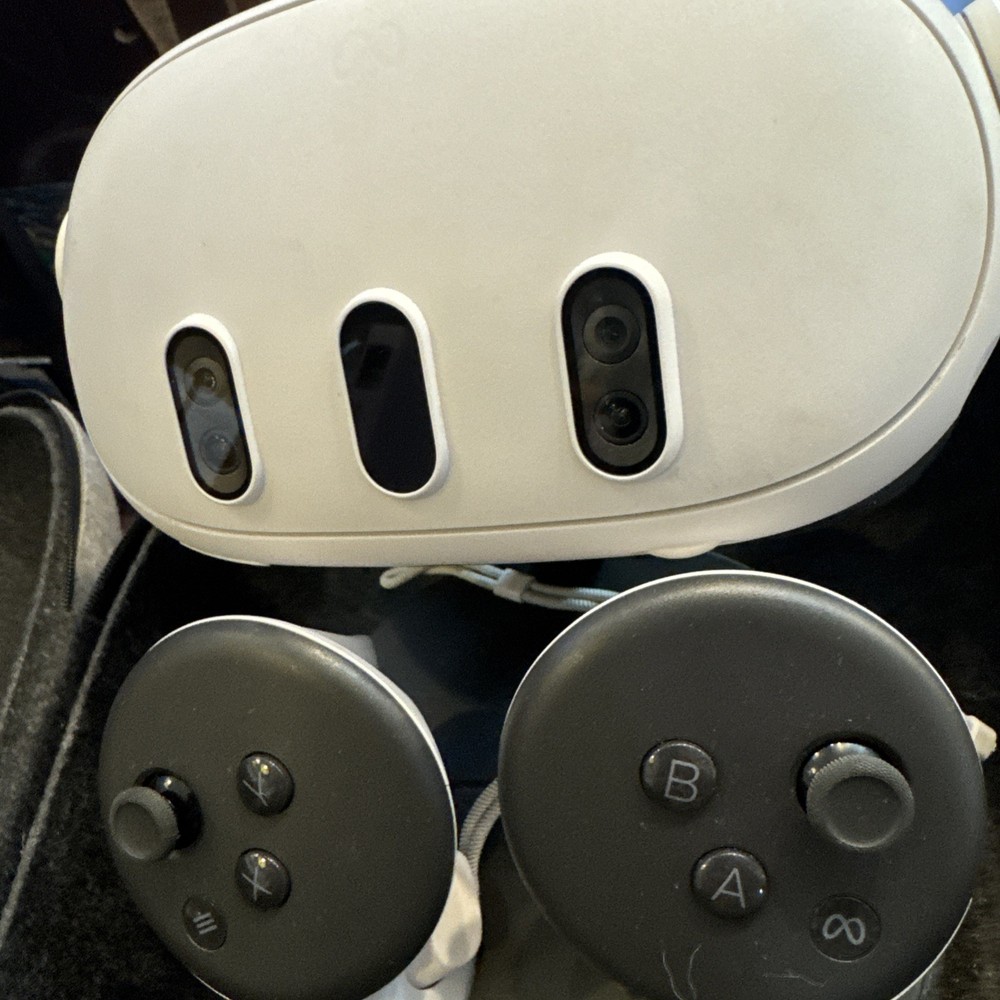 Meta quest 3 Headset 512GB with Controllers and elite strap with battery
