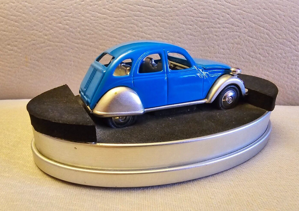 LIMITED EDITION WATCH DESK CLOCK BLUE VOLKSWAGEN