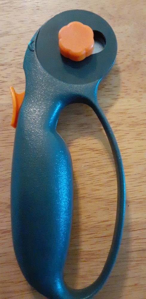 Fiskars Rotary Cutter 45mm Contour W/ Enclosed Handle