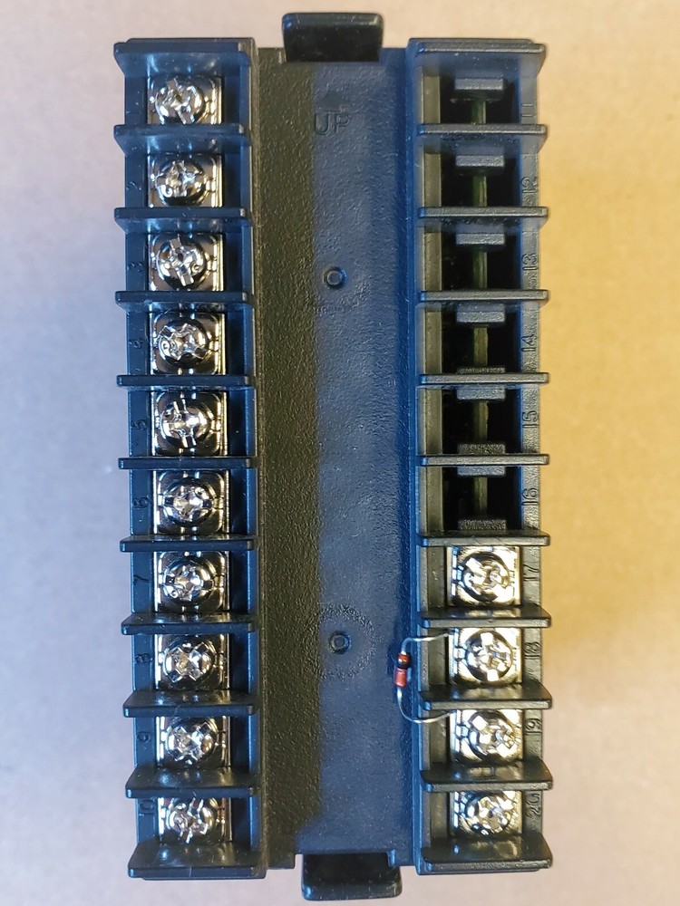 Honeywell Digital Controller DC1020CL-330000-E