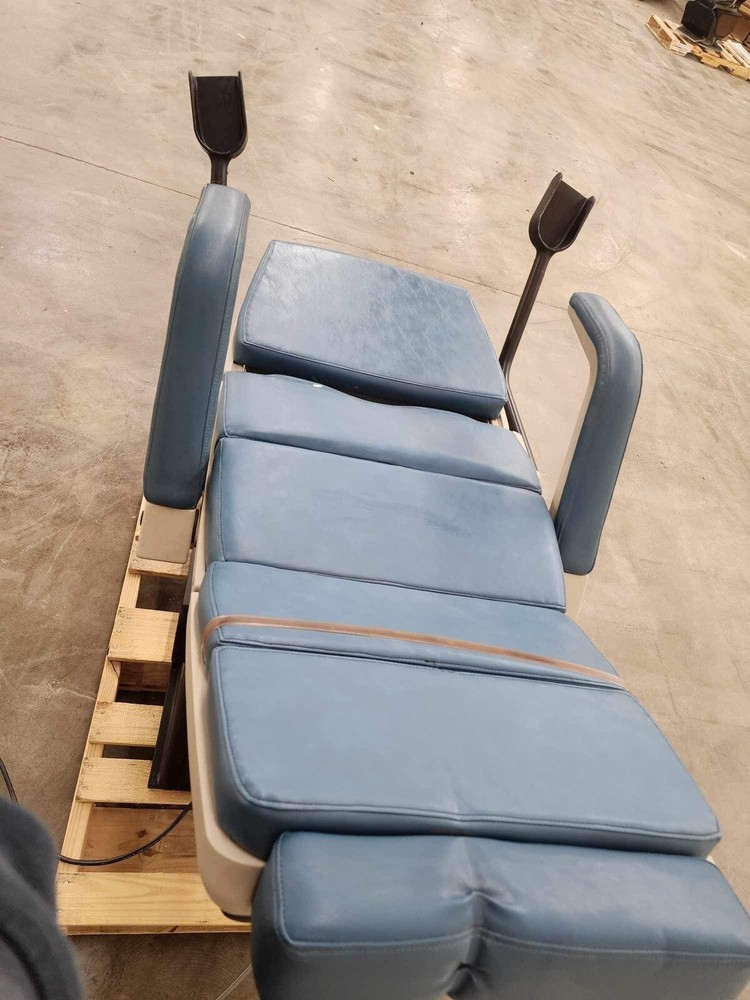 Midmark 413 Chair