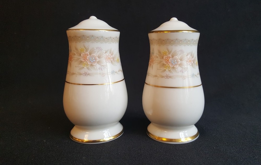 SALT & PEPPER SHAKER SET GORHAM CHINA BUTTERCUP PATTERN IVORY, OLDER MULTIFLORAL
