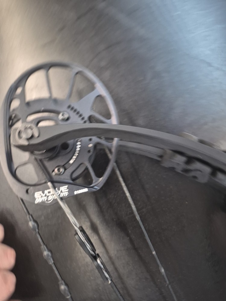 Used PSE Supra RTX 37 - Right Hand - 60lbs - Grey