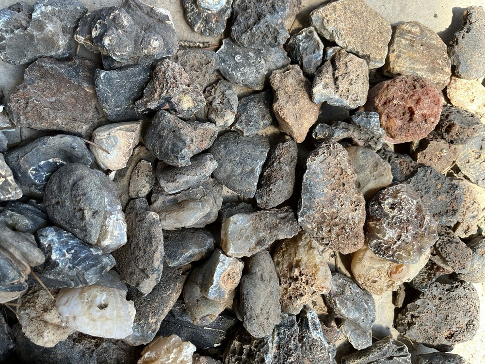 Texas agate rough. 23 Lbs, Medium USPS Flat Rate Shipping Box