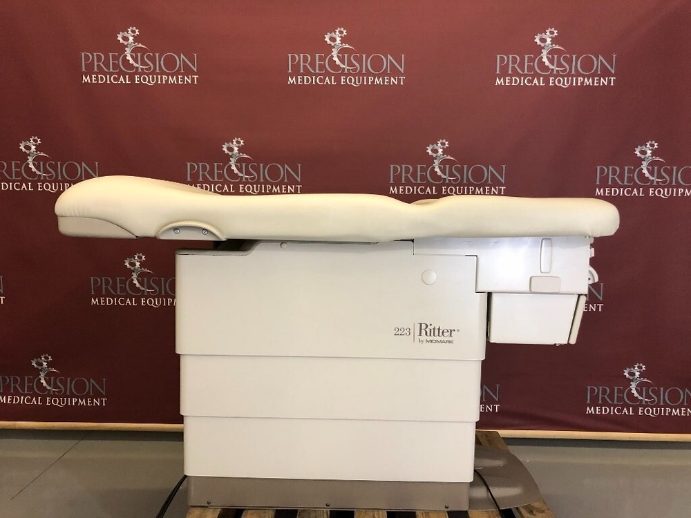 Midmark 223 Power Exam Table