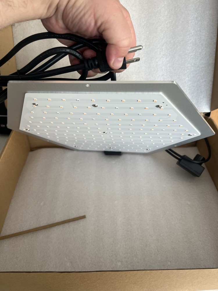 LED Grow Light 1000-B Series HLD-100-60 open box working