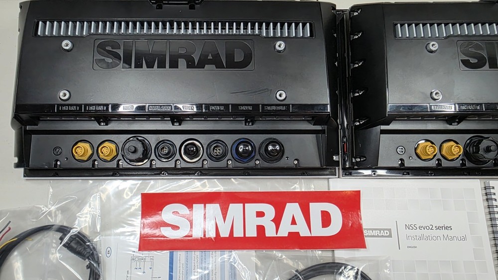 Pair of Simrad NSS16 evo2 16" Multifunction Displays Chartplotter Radar Sonar.