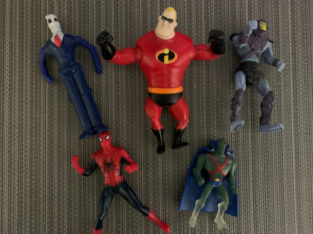 5  small action figures