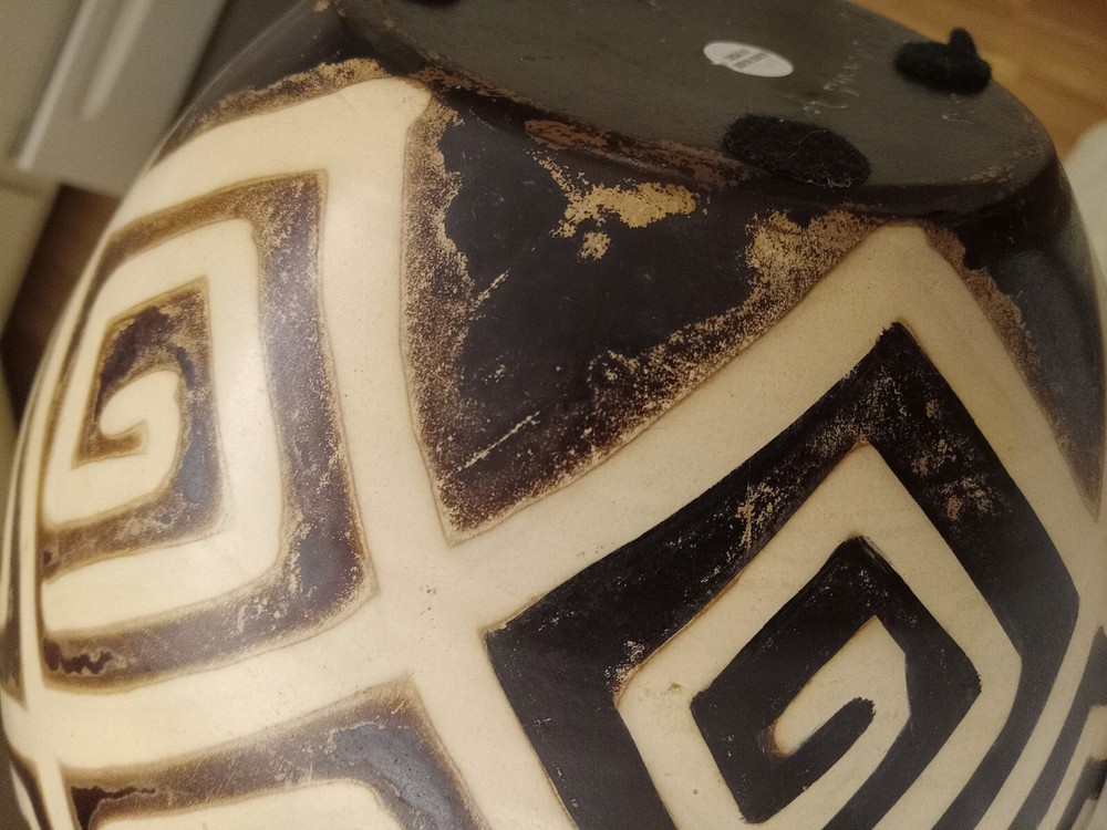 Vtg Chulucanas Peru Pottery Vase, 10" H,signed.