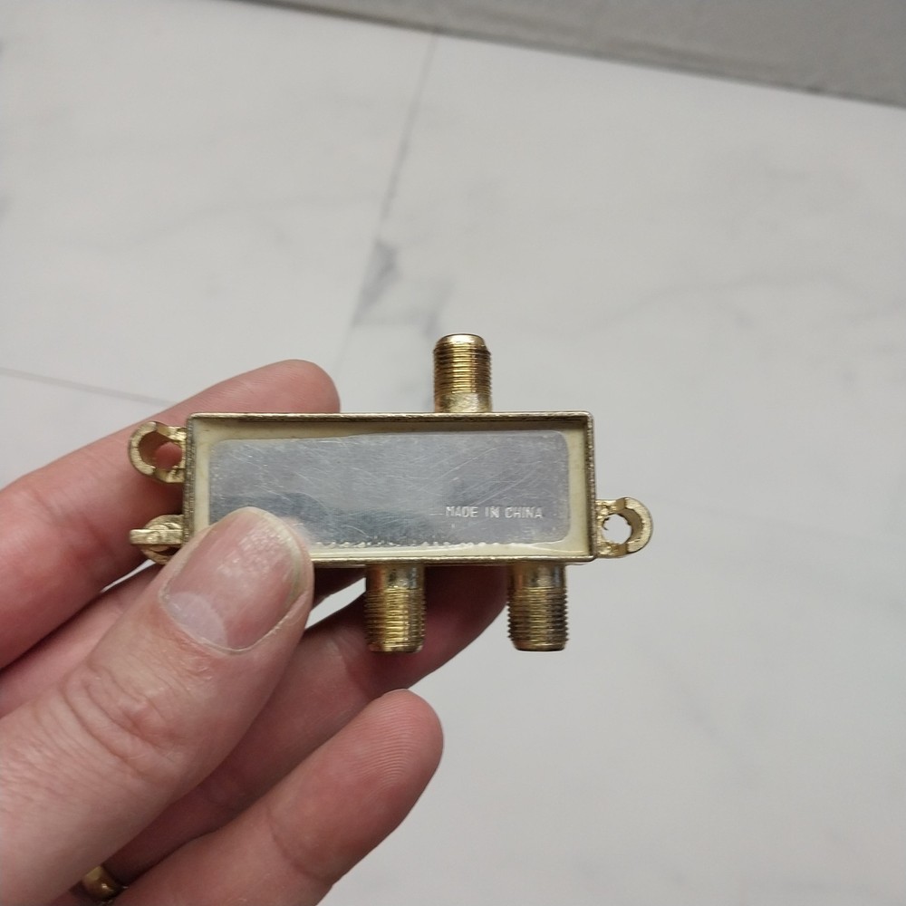 Mountable 3 way splitter 5-900MHz
