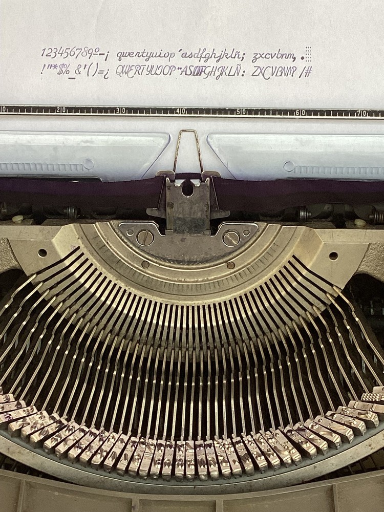 TRIUMPH GABRIELE 35 TYPEWRITER. CURSIVE TYPEFACE. GERMANY 1972