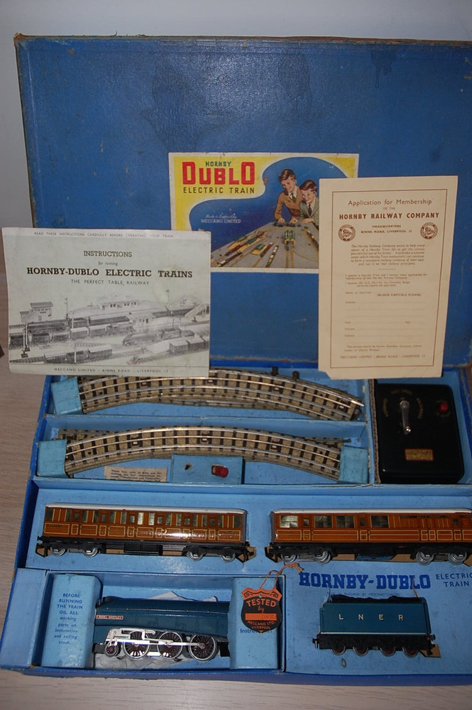 HORNBY DUBLO  EDP  PASSENGER TRAIN SET  'SIR NIGEL GRESLEY' BOXED