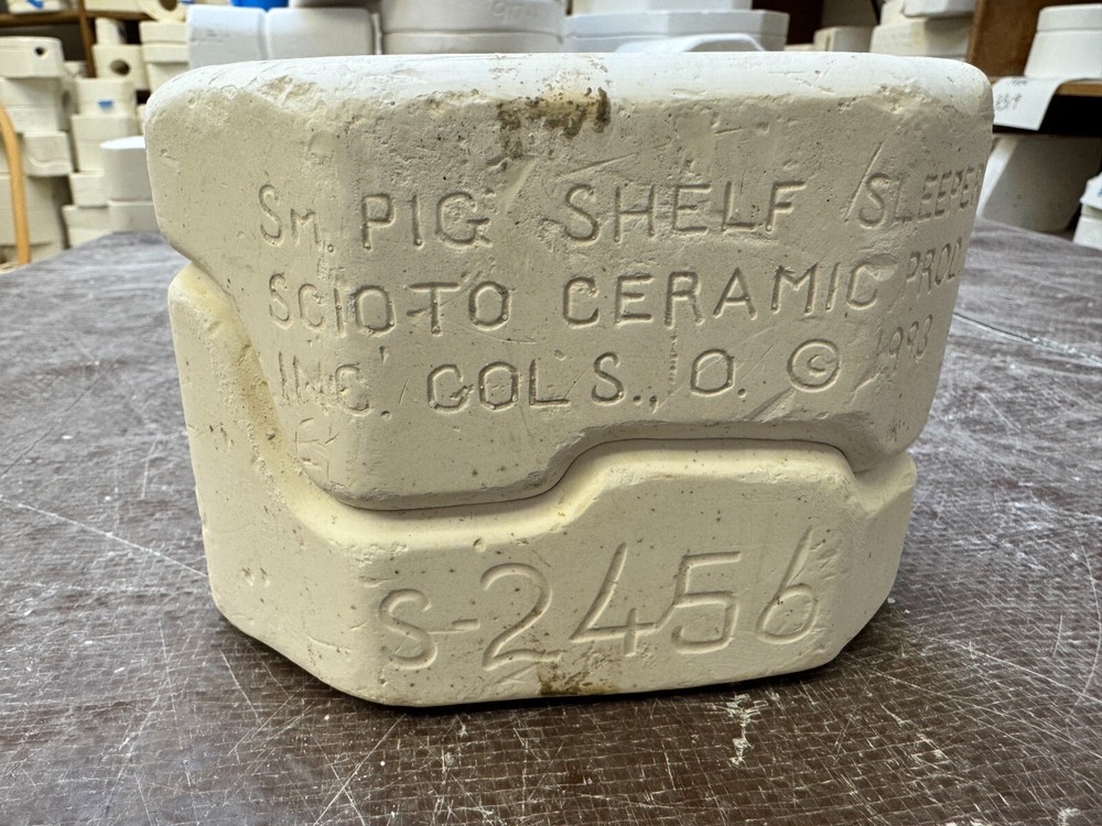 VINTAGE SCIOTO CERAMIC MOLD #2456 SMALL PIG SHELF SLEEPER