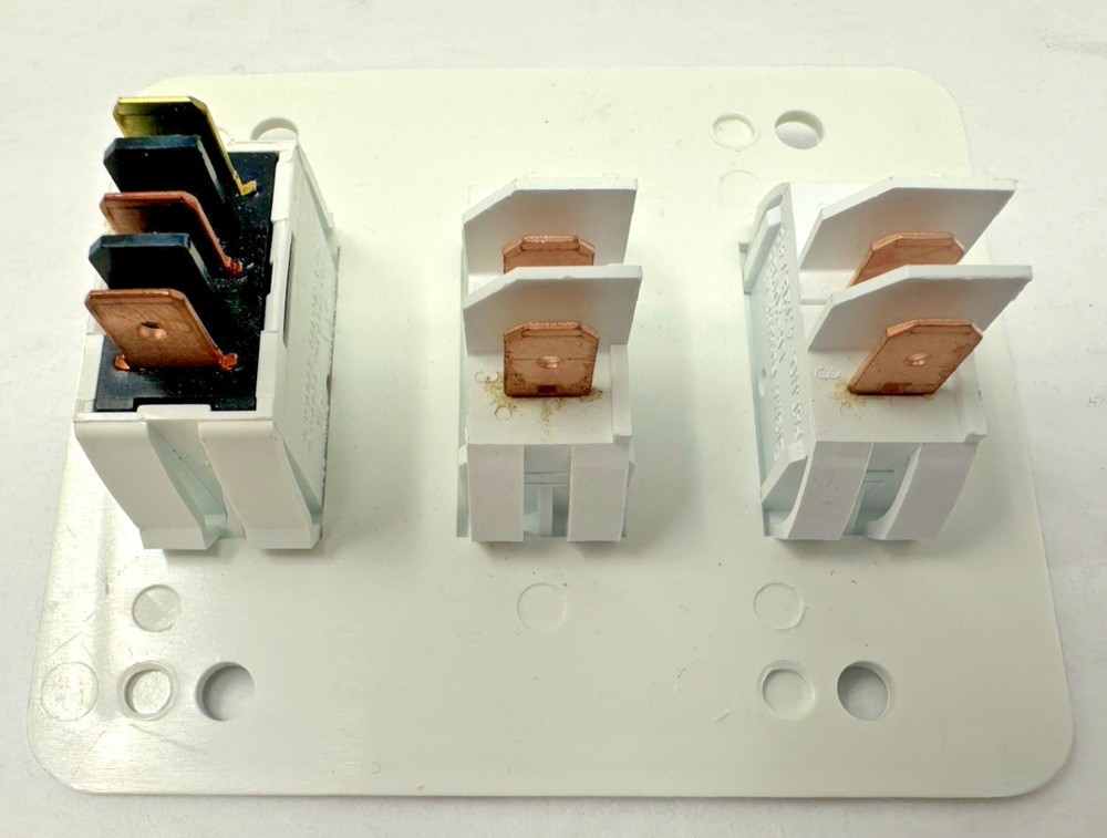 NEW Suburban RV Light, Vent, Water Pump Wall Switch, 3 Gang Assembly White