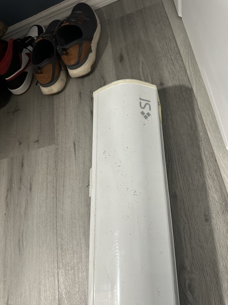 Screen Innovation Projector Screen 100in Used(Automatic Down And Up)