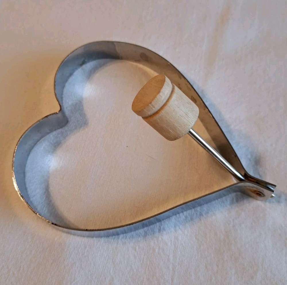 Metal Heart-Shaped Egg/Pancake Ring with Handle