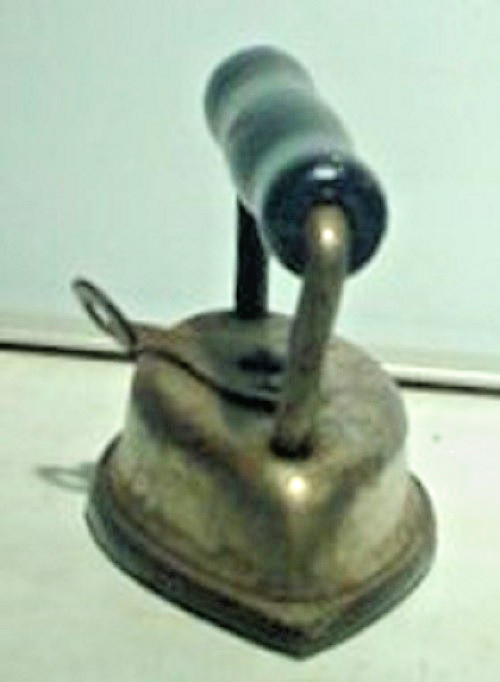 VINTAGE SMALL DOVER SAD IRON W/ HANDLE
