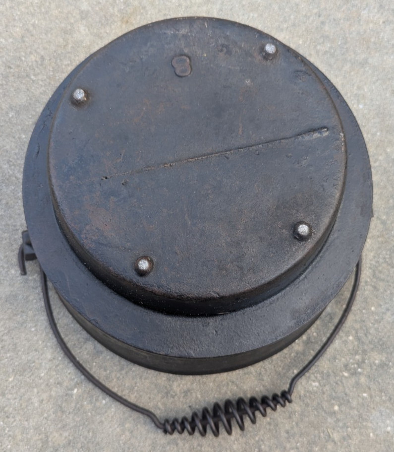 Cast Iron Gate Mark Eccentric Footed Offset Bottom Cowboy Pot Kettle Cauldron #8