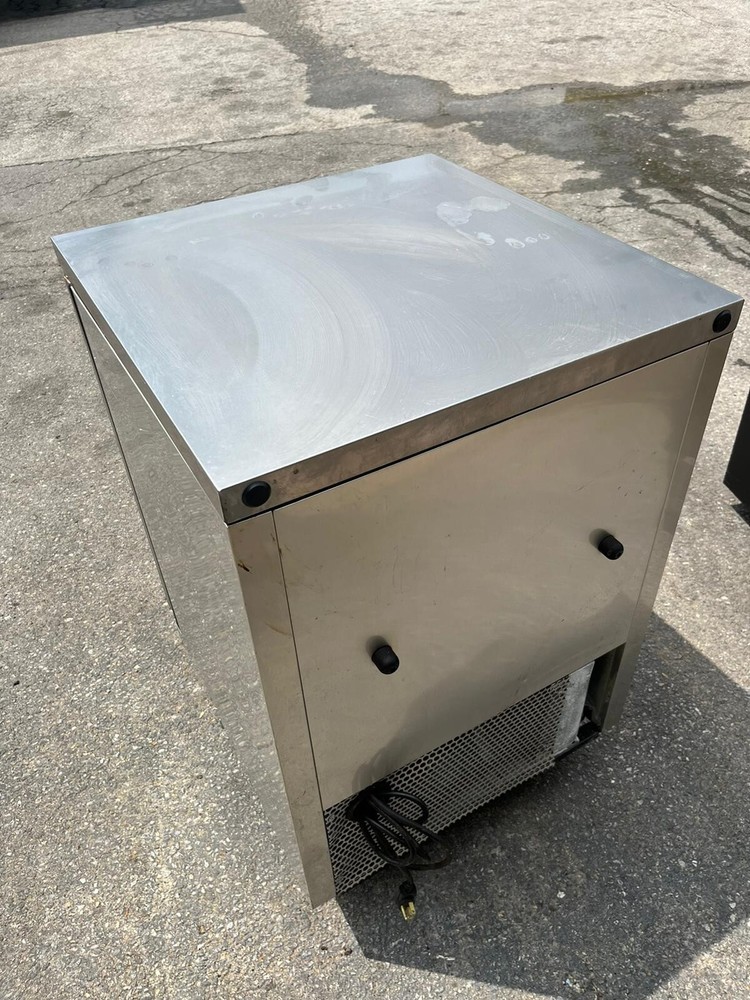 TRUE TUC-24, 24" W UNDERCOUNTER REFRIGERATOR